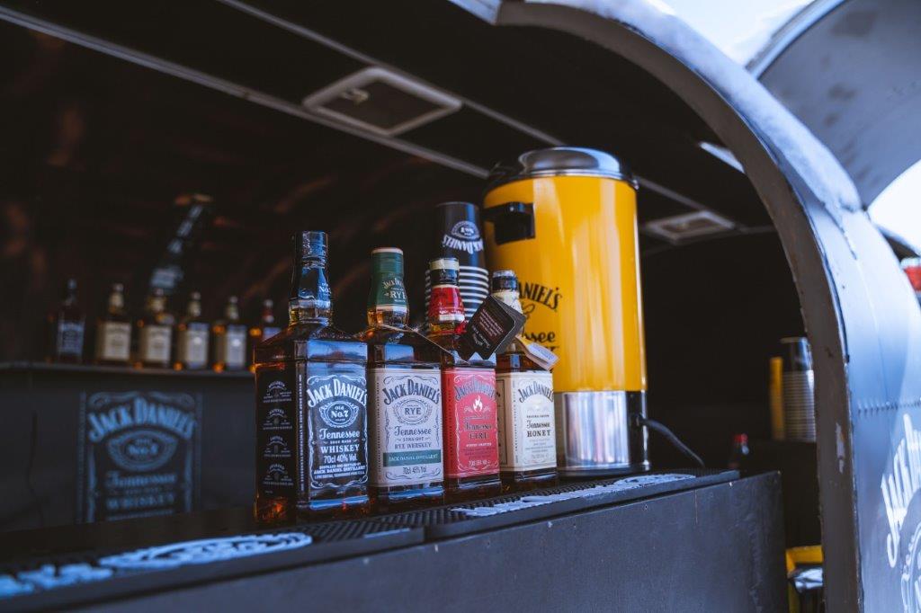 Zima w stylu Tennessee - przyczepy Jack Daniel's parkują w górach!