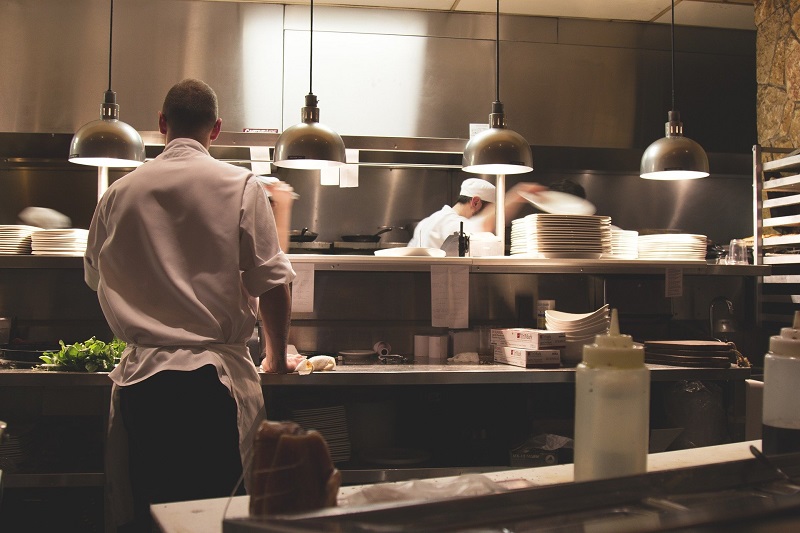 Raport HORECA 2022: Branża gastronomiczna w Polsce dwa lata po wybuchu pandemii