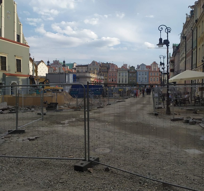 Poznańscy restauratorzy załamani przedłużającym się remontem płyty Starego Rynku