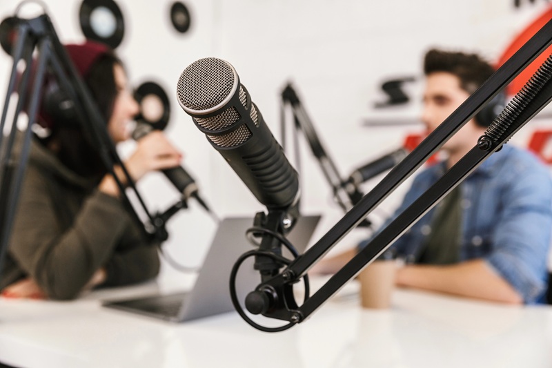 Podcast jako narzędzie budowania relacji w HoReCa - między strategią a autentycznością