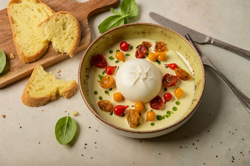 Burrata na kremie śmietanowym z podsuszanymi pomidorkami i paprykami peperoni mini antipasti